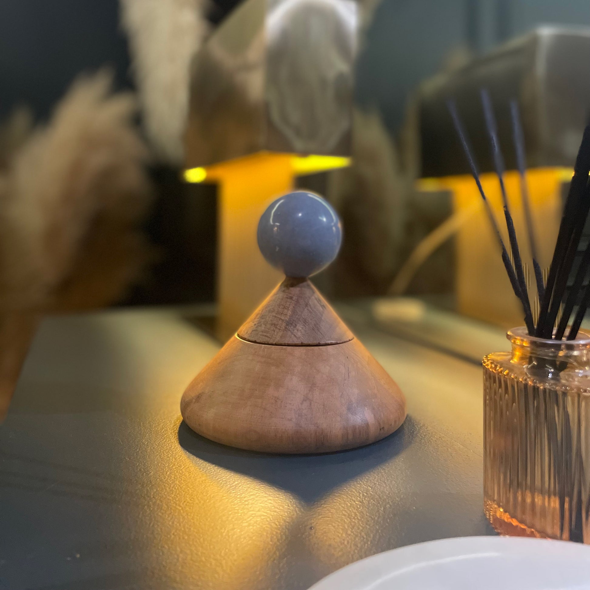 Cool Cone Jewel box - Angelite
. Soft blue Angelite jewelry box in a chic cone shape, timeless and artistic.